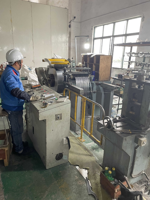 Dernière affaire concernant petit atelier pour la lame rotatoire de cisaillement de bobines d'acier inoxydable de machine de découpeuse de tôle