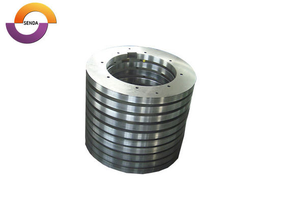Des lames rotatives pour couper des bobines en acier au carbone.