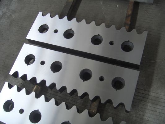 H13K a déformé les lames de coupeur hydraulique en forme de V de cisaillement en acier de couteau de lame de machine