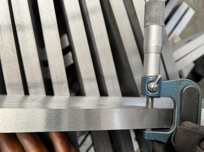 Machine à cisaillement hydraulique personnalisée Lamelles de cisaillement Lamelles d'acier inoxydable Coupe de couteau Machine à cisaillement métallique Lamelle 18